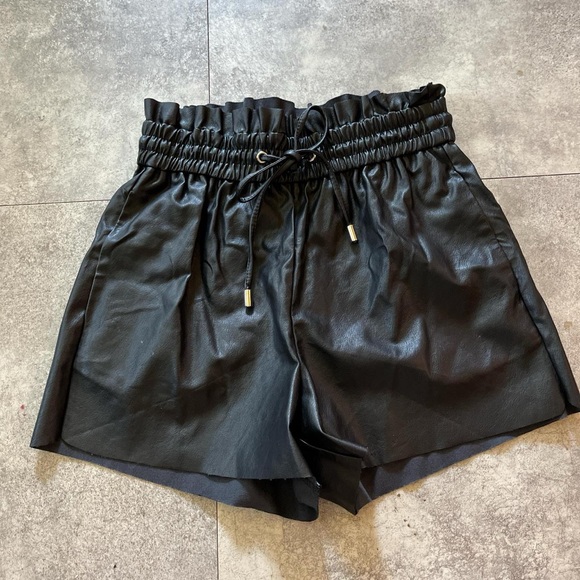 Zenana Black Leather Women Shorts - Picture 1 of 3